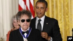 El presidente Barack Obama en el momento en que imponía la distinción al legendario músico Bob Dylan.