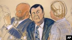 En este boceto de corte, Joaquín "El Chapo" Guzmán, al centro, sentado junto a su abogado Eduardo Balarezo, a la izquierda, para los alegatos iniciales, al inicio del juicio en Brooklyn, Nueva York, el martes 13 de noviembre del 2018. 