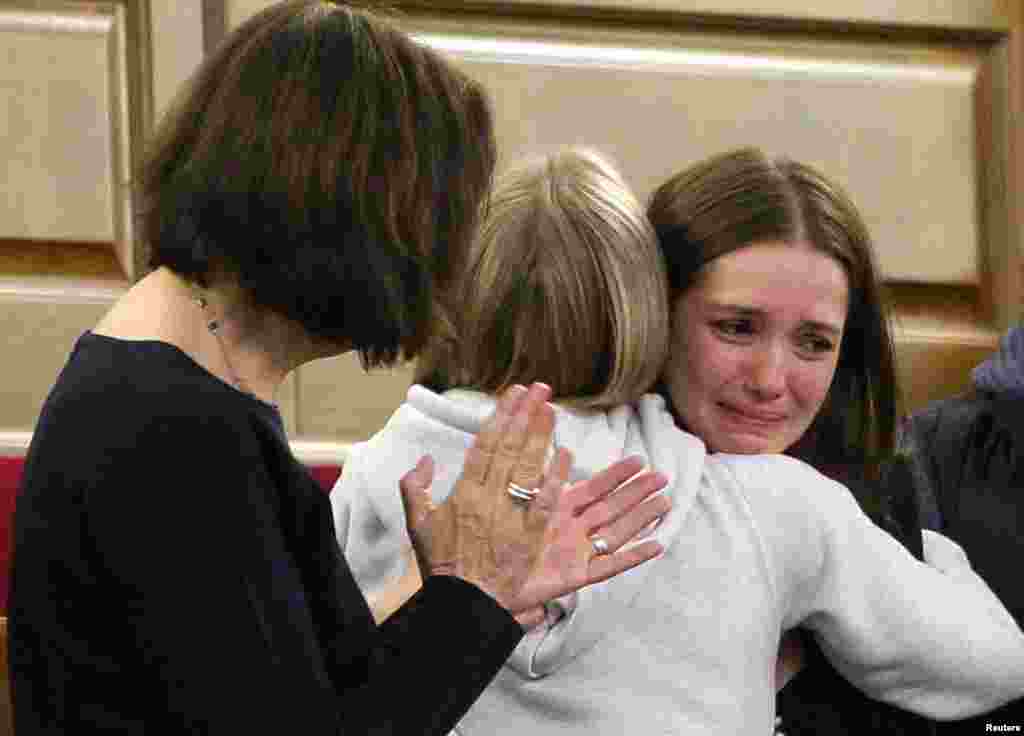 Yevgenia Tymoshenko (R) reacts as the Parliament voted to free her mother, opposition leader Yulia Tymoshenko, during a session in Kyiv.