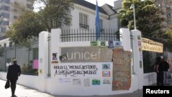 La oficina de Unicef en Chile es resguardada por personal de seguridad de la ONU, pero dicen que no desalojarán a los indígenas.