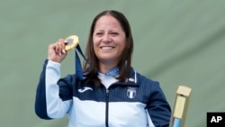 Adriana Oliva Ruano de Guatemala levanta la medalla de oro que ganó en la prueba de tiro deportivo femenino de los Juegos Olímpicos, el miércoles 31 de julio de 2024, en Chateauroux, Francia.