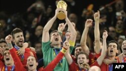 Iker Casillas soulève la coupe du monde, Johannesburg, le 11 juillet 2010