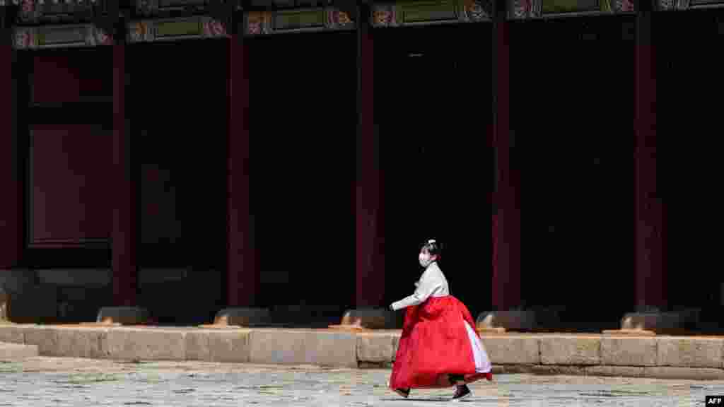 Posetiteljka nosi tradicionalnu haljinu&nbsp;u Gjeongbokgung palati u Seulu, dan pre praznika Čusok (Chuseok) kojim se tokom tri dana obeležava žetva (Foto: AFP/Anthony Wallace)