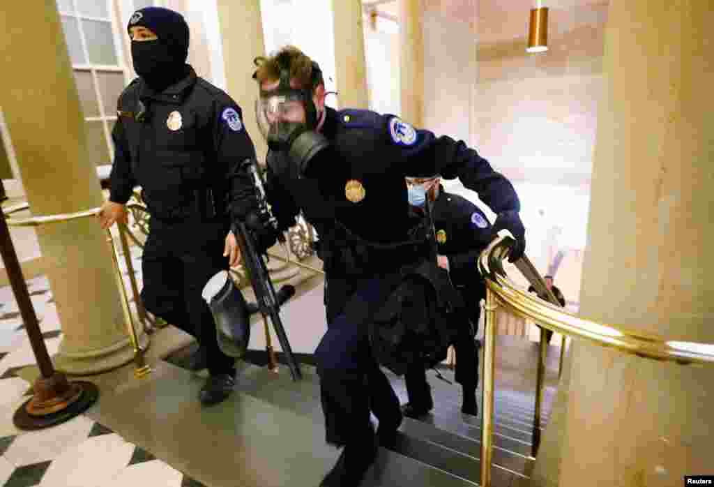 La polic&#237;a del Capitolio de los EE.UU. toma posiciones cuando los manifestantes ingresan al edificio.