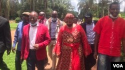 Inkokheli yebandla leMDC-T esemhlangweni webandla leli eHarare. (VOA)
