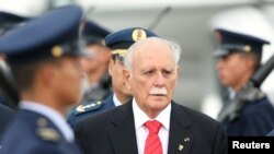 José Vicente Rangel recibe honores militares luego de su llegada para asistir a la toma de posesión del presidente de Colombia en el aeropuerto militar de Bogotá. Agosto 7, 2006