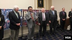 Dubes RI untuk AS Dino Patti Djalal didampingi beberapa anggota Kongres AS saat meresmikan pembentukan Kaukus Indonesia di Gedung Kongres AS di Washington, DC hari Kamis. 14/11 (foto: courtesy KBRI Washington DC). 