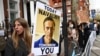 En la foto, manifestantes en Londres, Reino Unido, portan un cartel con la imagen del opositor ruso Alexei Navalny que ha anunciado el fin de una huelga de hambre en reclamo por atención médica por parte de galenos civiles.