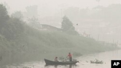 Kabut asap akibat kebakaran hutan menyelimuti Pekanbaru, Riau, Oktober 2015.