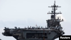 ກໍາປັ່ນ USS Theodore Roosevelt ກໍາລັງລ່ອງເຂົ້າໄປຫາທ່າເຮືອດານັ່ງ ຂອງຫວຽດນາມໃນວັນທີ 5 ມີນາ 2020. 