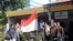Koalisi Masyarakat Sipil Peduli Kedaulatan Rakyat Jawa Timur kibarkan bendera Merah Putih setengah tiang atas pengesahan UU Pilkada oleh DPR yang mengembalikan pemilihan langsung oleh rakyak kepada DPRD (Foto: VOA/Petrus)