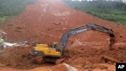 Des secours cherchent les survivants et les corps des victimes à Regent, dans l'est de Freetown, Sierra Leone, le 14 août 2017. 