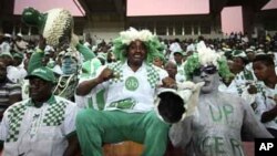 Magoya bayan kungiyar kwallon kafa ta Najeriya "Super Eagles" a filin wasa na kasa dake Abuja, inda aka lallasa 'yan Ethiopia da ci 4 da babu, lahadi 27 Maris, 2011