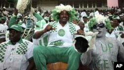 Magoya bayan kungiyar kwallon kafa ta Najeriya "Super Eagles" a filin wasa na kasa dake Abuja, inda aka lallasa 'yan Ethiopia da ci 4 da babu, lahadi 27 Maris, 2011