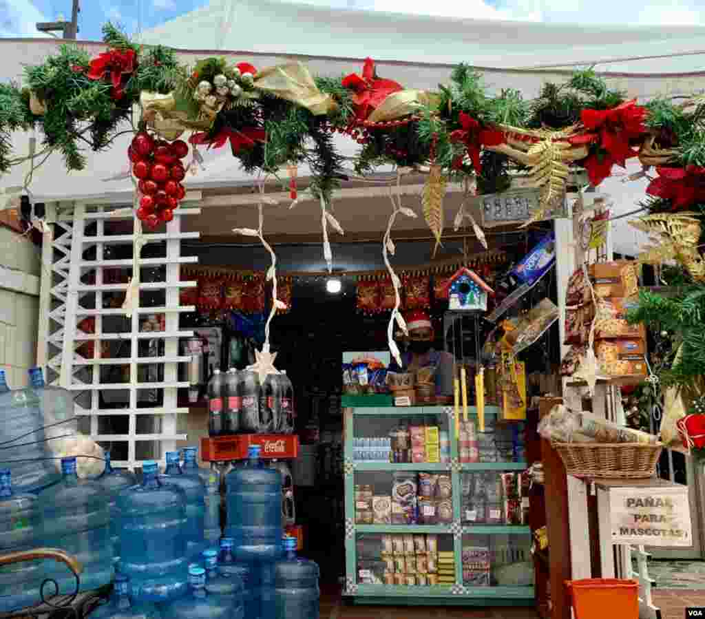 Nelson Gonz&#225;lez, propietario de esta peque&#241;a bodega, se&#241;ala que el esp&#237;ritu navide&#241;o este a&#241;o ser&#225;: “Muy moderado, sobre todo la parte de los costos”. Comenta que decor&#243; su local con adornos de otros a&#241;os. Caracas, Venezuela. Diciembre 23, 2020.