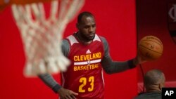 LeBron James con su uniforme de los Cavaliers de Cleveland, entrenando en Río de Janeiro, Brasil.