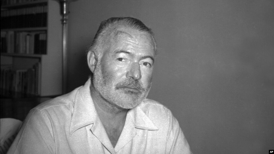 Mendiang Novelis dan jurnalis Ernest Hemingway, berpose di rumahnya di San Francisco de Paula dekat Havana, Kuba, pada 21 Agutsus 1950 (foto: dok).