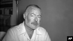 Mendiang Novelis dan jurnalis Ernest Hemingway, berpose di rumahnya di San Francisco de Paula dekat Havana, Kuba, pada 21 Agutsus 1950 (foto: dok).