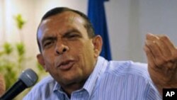Honduran presidential candidate for the National Party, Porfirio Lobo, gestures during a press conference on November 27, 2009 in Tegucigalpa.