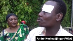 Un opposant qui a manifesté dans la rue au Tchad, le 6 août 2016. (André Kodmadjingar/VOA)