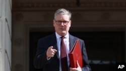 Perdana Menteri Inggris yang baru, Keir Starmer, berjalan meninggalkan gedung parlemen di Stormont, Belfast, pada 8 Juli 2024. (Foto: Liam McBurney/Pool via AP)