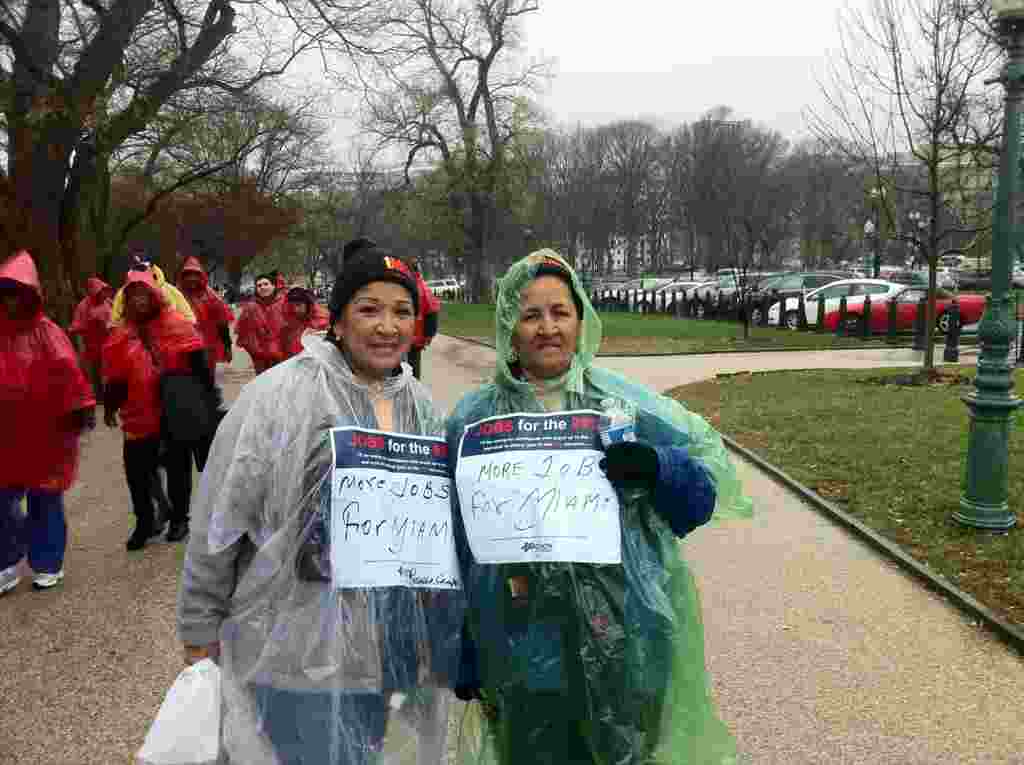 La cubanoamericana Rosalba Campos de 53 años posa junto a su madre de 75 años Ercilia Monsantos a las afueras del Congreso estadounidense.