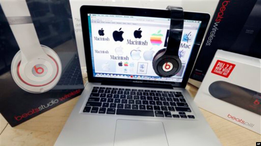 Peralatan audio Beats dan laptop Apple. (AP/Michael Dwyer, Dok)