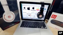 Peralatan audio Beats dan laptop Apple. (AP/Michael Dwyer, Dok)