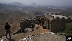 Pasukan Angkatan Darat Pakistan mengamati daerah tersebut dari pos puncak bukit di Pakistan Afghanistan, di distrik Khyber, Pakistan. (Foto: AP)