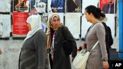 Des femmes marchent dans les rues de Tunis, capitale de la Tunisie, le 21 novembre 2014.