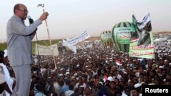 President Omar Hassan al-Bashir addresses a crowd in North Khartoum, Jun. 8, 2013.