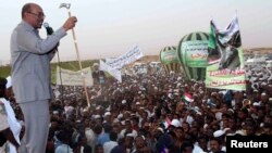 President Omar Hassan al-Bashir addresses a crowd in North Khartoum, Jun. 8, 2013.