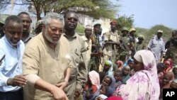 Jerry Rawlings, AU envoy to Somalia, speaks to displaced people during a visit to camps in southern Mogadishu, July 20, 2011. (AP)