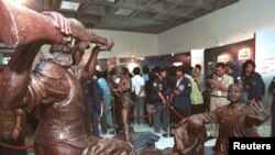 Mahasiswa melihat patung bentrokan antara polisi dan mahasiswa di Universitas Trisaksi. Pameran itu memperingati satu tahun tewasnya empat mahasiswa Trisakti dalam demonstrasi anti-pemerintah yang berujung mundurnya Presiden Suharto, Jakarta, Mei 1999 (Foto:dok)