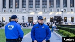 Njujorški policajci čuvaju stražu dok proizraelski i propalestinski studenti demonstriraju na Univerzitetu Kolumbija u Njujorku