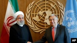 Presiden Iran, Hassan Rouhani (kiri) bersama Sekjen PBB Antonio Guterres di Markas Besar PBB, New York, 26 September 2018.