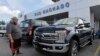 Seorang caloin pembeli tampak mengamati mobil Ford F-250 Lariat FX4 di sebuah dealer mobil di Hialeah, Florida, pada 17 Januari 2017. (Foto: AP/Alan Diaz)