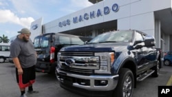 Seorang caloin pembeli tampak mengamati mobil Ford F-250 Lariat FX4 di sebuah dealer mobil di Hialeah, Florida, pada 17 Januari 2017. (Foto: AP/Alan Diaz)