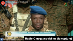 Le capitaine Sidsoré Kader Ouedraogo lit le communiqué du lieutenant-colonel Paul-Henri Sandaogo Damiba, à Ouagadougou, Burkina, le 24 janvier 2022.