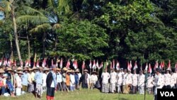 Para petani, buruh dan pedagang warga dusun Sembungan adakan upacara peringatan HUT RI ke-69 di areal sawah dusun Sembung, Minggu, 17 Agustus 2014. (VOA/Munarsih Sahana)