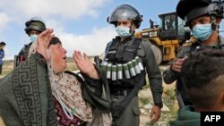 Perempuan lansia Palestina menentang upaya polisi Israel untuk menghancurkan rumahnya di Desa Yatta, di kota Hebron, Tepi Barat (foto: dok). 