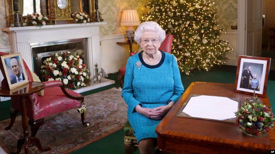 Foto yang dirilis pada 25 Desember 2016 ini, menunjukkan Ratu Inggris Elizabeth II di Regency Room, Istana Buckingham di London, setelah merekam ucapan Natal kepada rakyatnya yang merupakan tradisinya. 