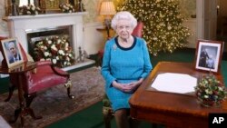 Bir kişi Navratri festivalından öncə elmalatxanada Garba adlı folklor rəqsindən istifadə edilə konteyneri təmizləyir. Festival zamanı insanlar Hindu ilahəsi Durqaya sitayiş edir, gənc insanlar isə ənənəvi geymlərdə rəqs edir. Əhmədabad, Hindistan.&nbsp;