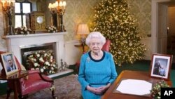 Ratu Inggris, Elizabeth II berpose dalam sebuah foto di Regency Room di Istana Buckingham di London, setelah merekam pesan tradisional di Hari Natal untuk negara persemakmuran (25/12/2016). London, Inggris. (foto: Yui Mok /Pool via AP)