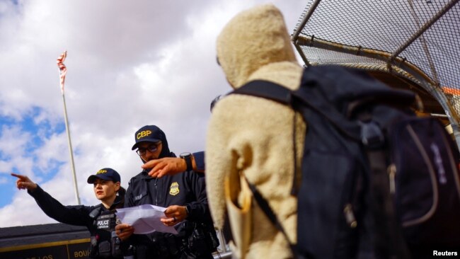 ARCHIVO - Los agentes de la Patrulla Fronteriza de Estados Unidos detuvieron a 206.000 migrantes en la frontera suroeste en noviembre.