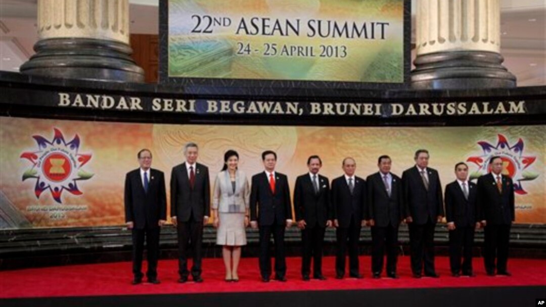 Para pemimpin negara-negara ASEAN berpose bersama saat bertemu di pertemuan puncak ASEAN ke-22 di Bandar Seri Begawan, Brunei (25/4). 