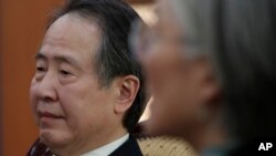 El 6 de marzo de 2020, el embajador japonés en Corea del Sur, Koji Tomita, a la izquierda, escucha al ministro de Relaciones Exteriores de Corea del Sur, Kang Kyung-wha durante una reunión en el Ministerio de Relaciones Exteriores en Seúl, Corea del Sur.