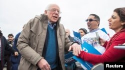 រូបឯកសារ៖ លោក Bernie Sanders សមាជិកព្រឹទ្ធសភាប្រចាំរដ្ឋ Vermont មកពីគណបក្សប្រជាធិបតេយ្យ ចាប់ដៃអ្នកគាំទ្រ នៅមណ្ឌលបោះឆ្នោតបឋមមួយកន្លែង នៅទីក្រុង Dearborn Heights រដ្ឋ Michigan កាលពីថ្ងៃទី១០ ខែមីនា ឆ្នាំ២០២០។