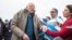 រូបឯកសារ៖ លោក Bernie Sanders សមាជិកព្រឹទ្ធសភាប្រចាំរដ្ឋ Vermont មកពីគណបក្សប្រជាធិបតេយ្យ ចាប់ដៃអ្នកគាំទ្រ នៅមណ្ឌលបោះឆ្នោតបឋមមួយកន្លែង នៅទីក្រុង Dearborn Heights រដ្ឋ Michigan កាលពីថ្ងៃទី១០ ខែមីនា ឆ្នាំ២០២០។
