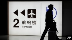 资料照片：一名乘客抵达北京首都机场。(2025年11月7日)